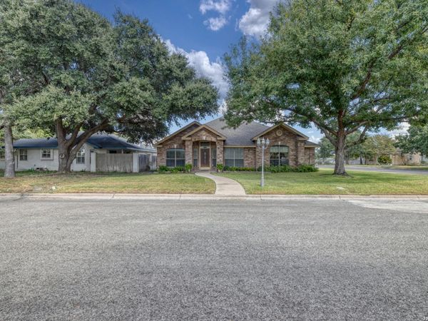 1 CYPRESS CIR, Uvalde, TX 78801