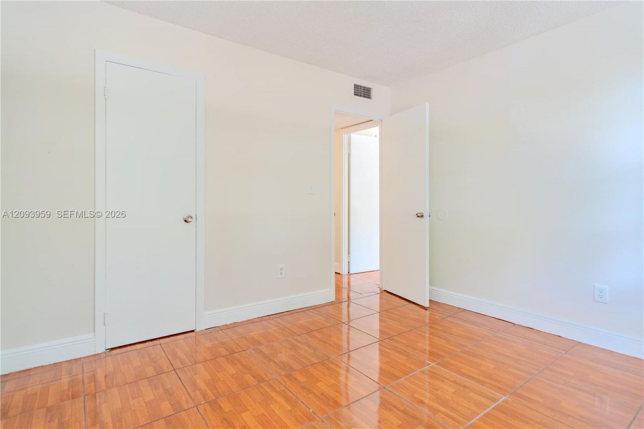 482 NW 165th St Rd , Unit A-201, Miami, FL 33169 Photo