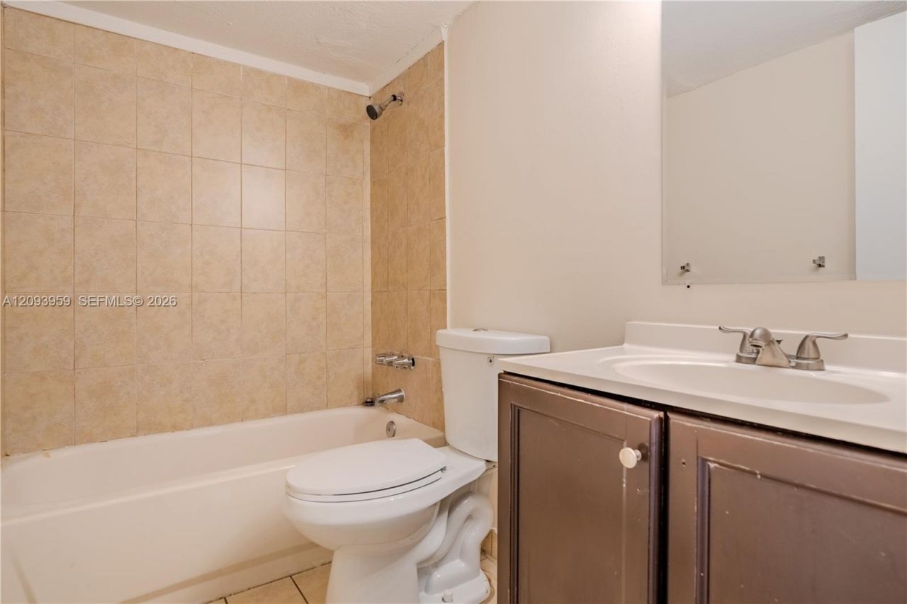 482 NW 165th St Rd , Unit A-201, Miami, FL 33169 Photo