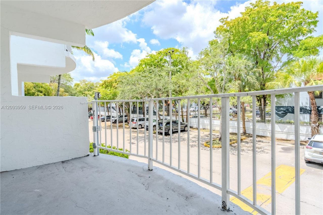482 NW 165th St Rd , Unit A-201, Miami, FL 33169 Photo