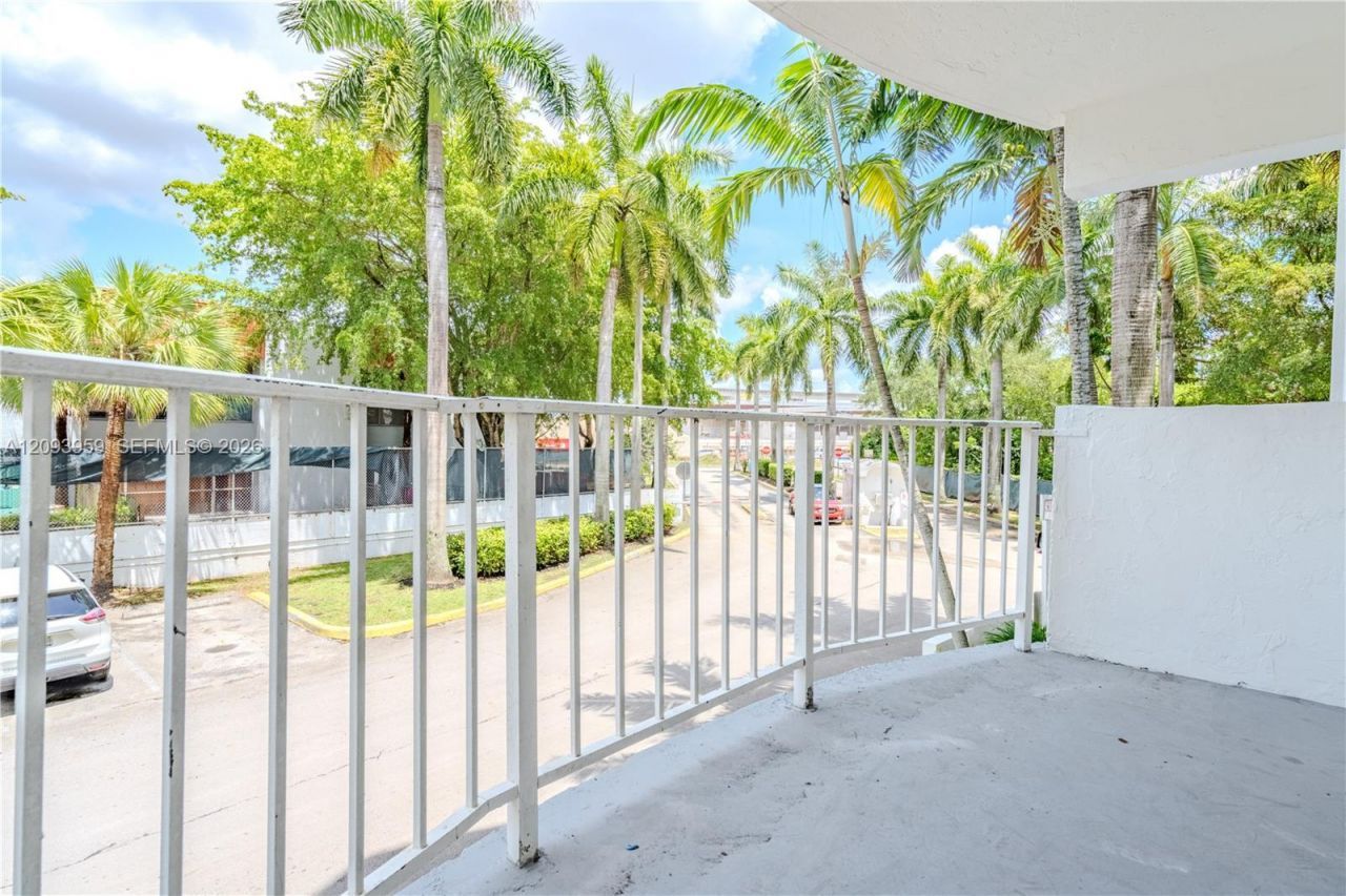 482 NW 165th St Rd , Unit A-201, Miami, FL 33169 Photo