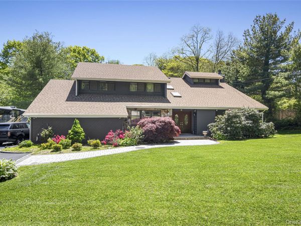 26 Candlewood Path , Dix Hills, NY 11746