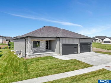8009 Kallum Drive, Lincoln, NE 68516