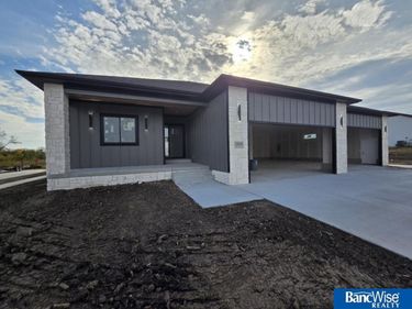 8009 Kallum Drive, Lincoln, NE 68516