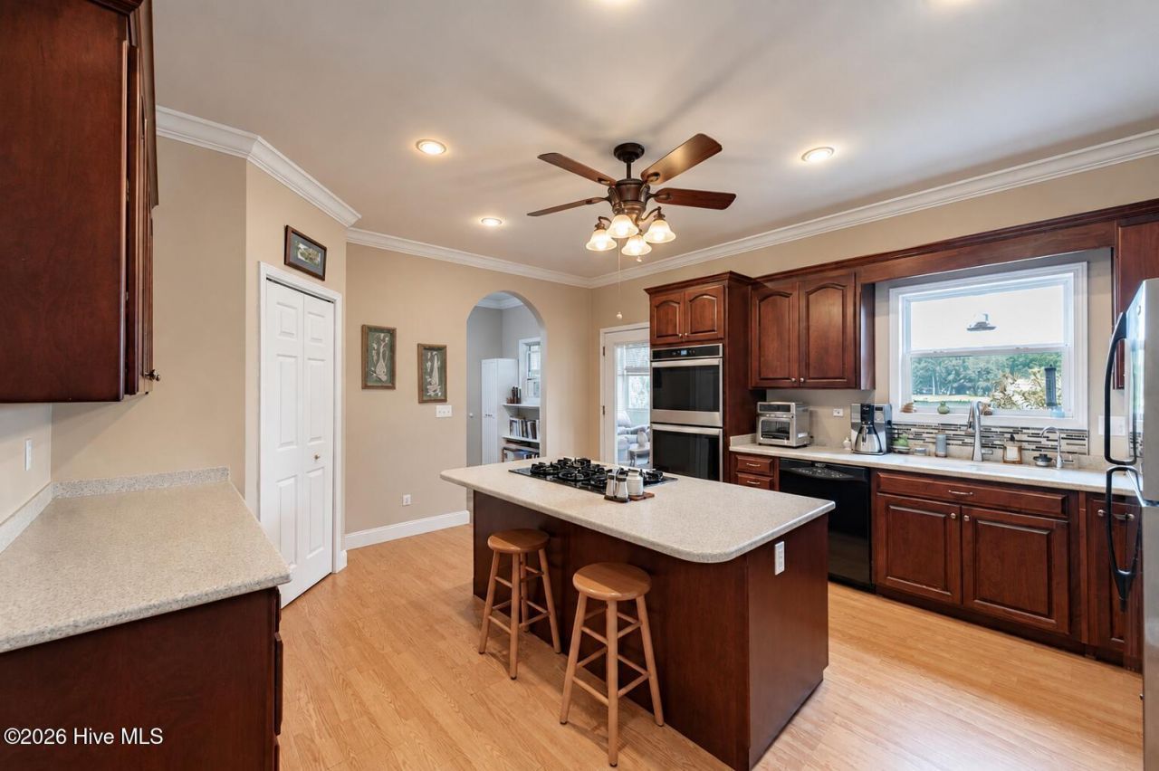 227 Laurel Heights Photo 14