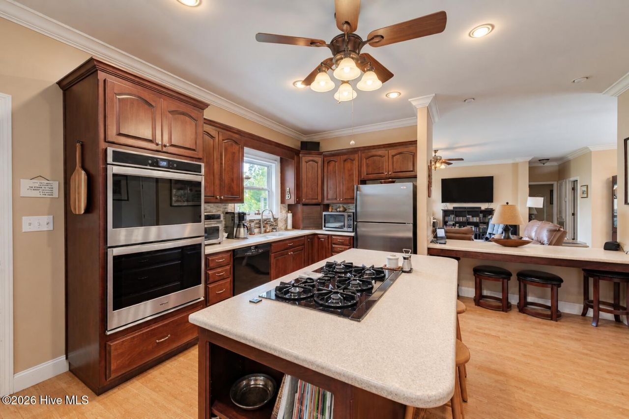 227 Laurel Heights Photo 15