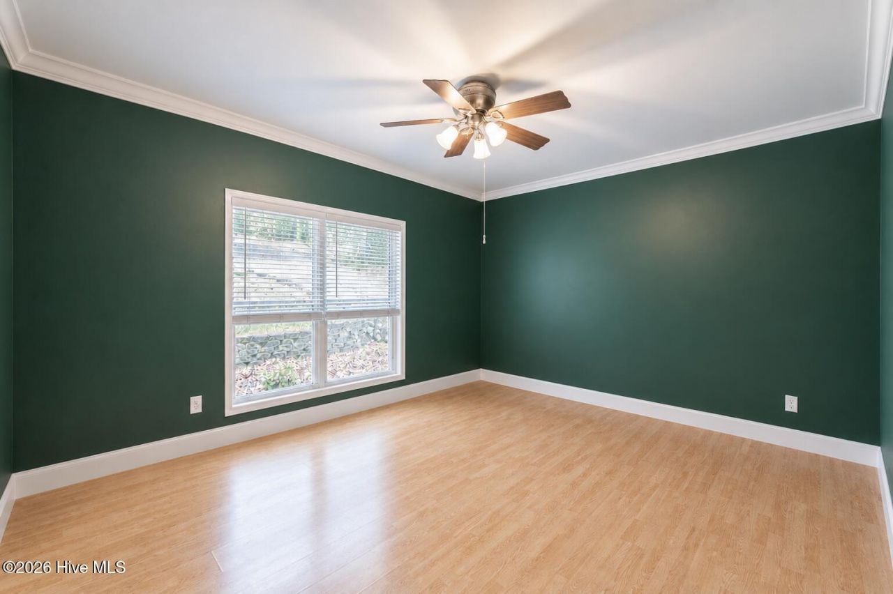 227 Laurel Heights Photo 17