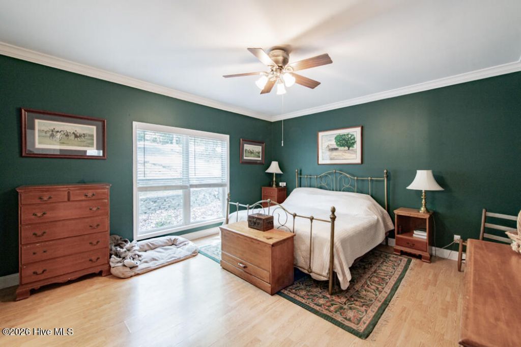 227 Laurel Heights Photo 18