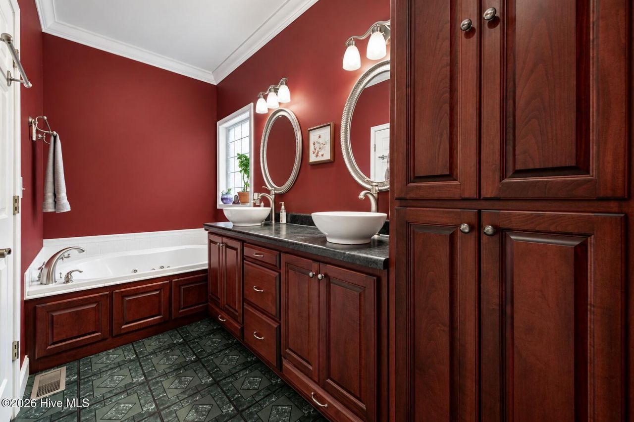 227 Laurel Heights Photo 19