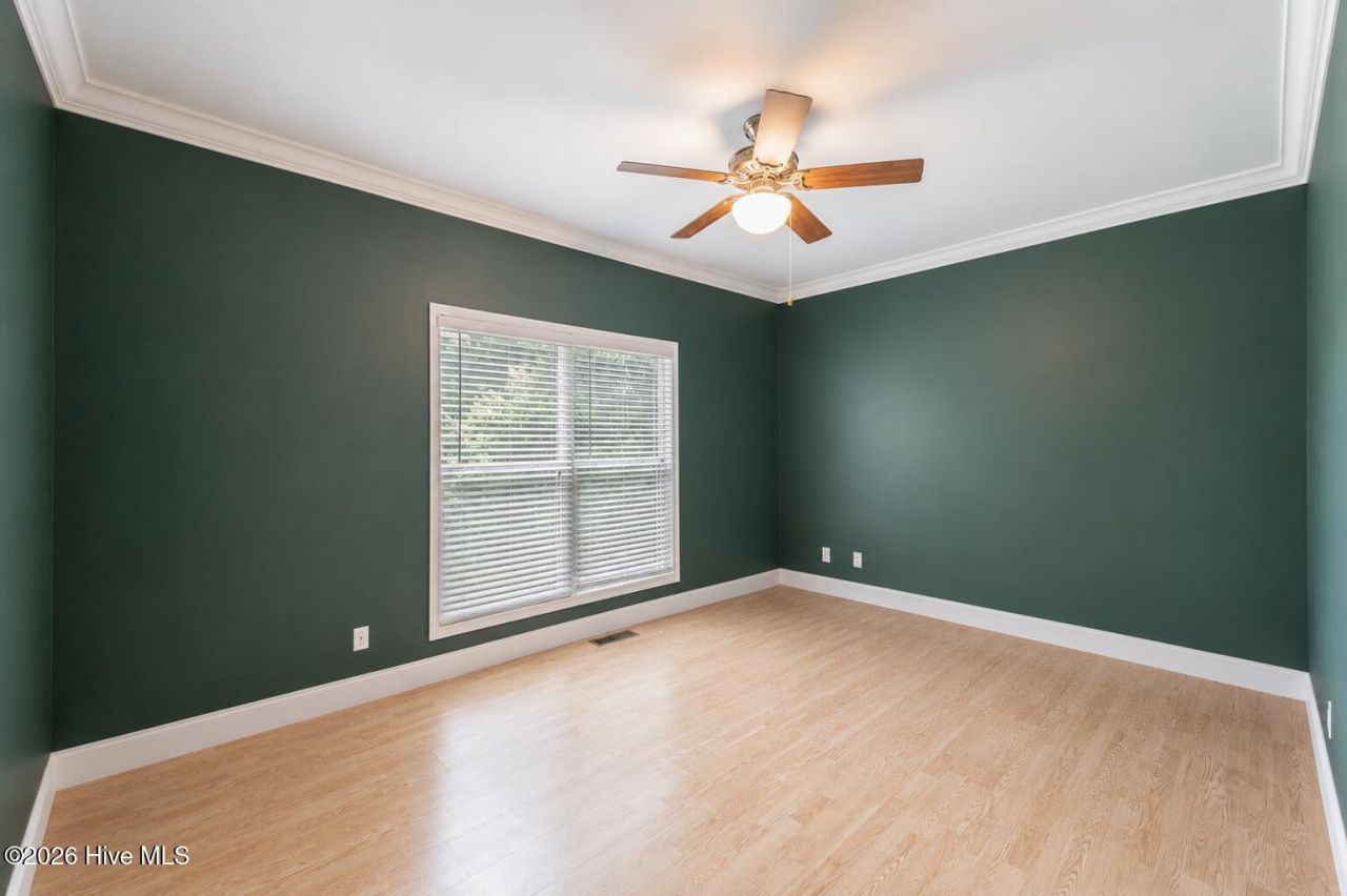 227 Laurel Heights Photo 22