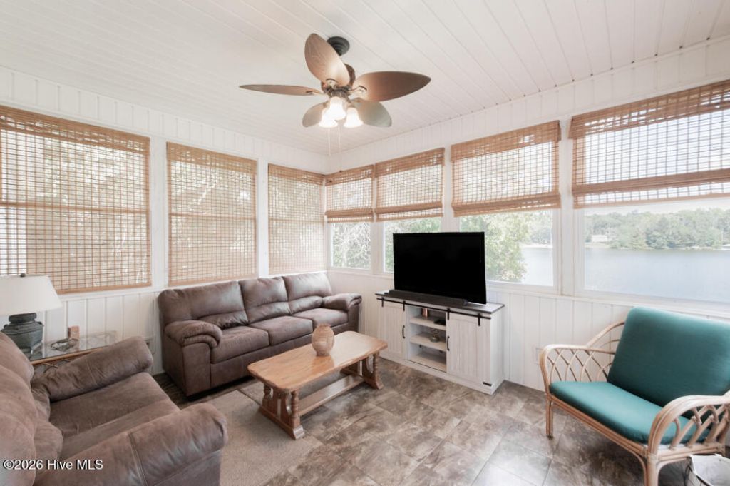 227 Laurel Heights Photo 25