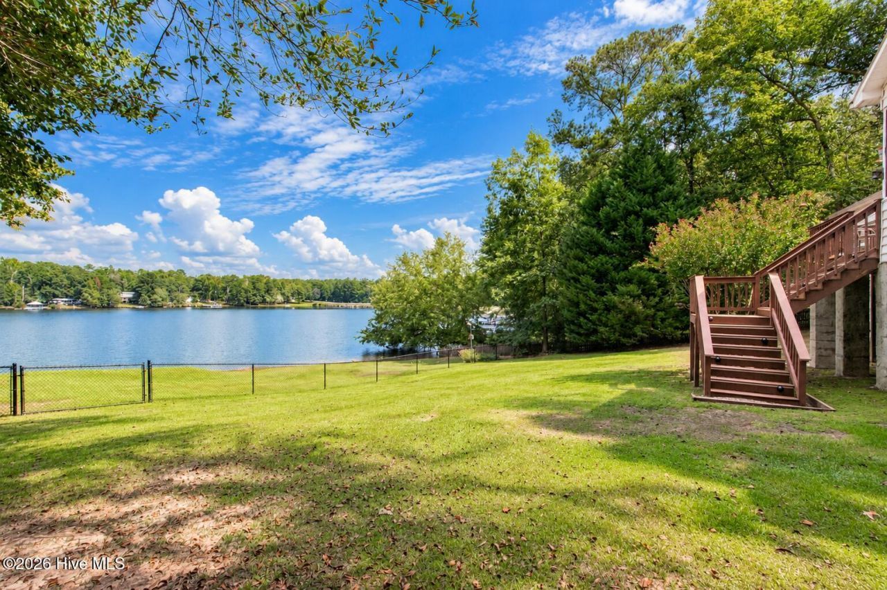227 Laurel Heights Photo 4
