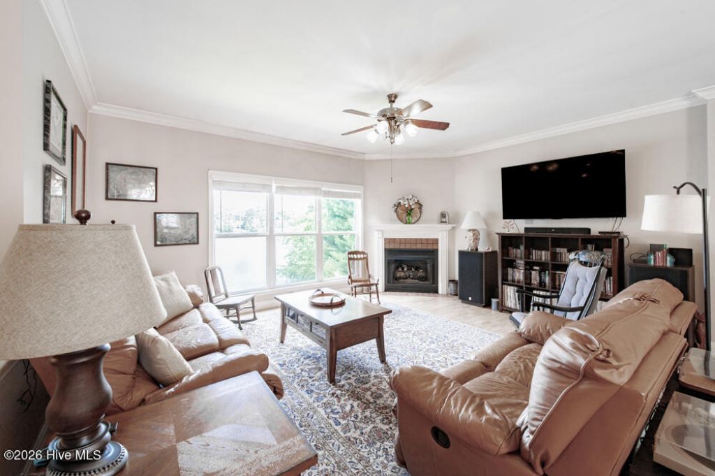 227 Laurel Heights Photo 7
