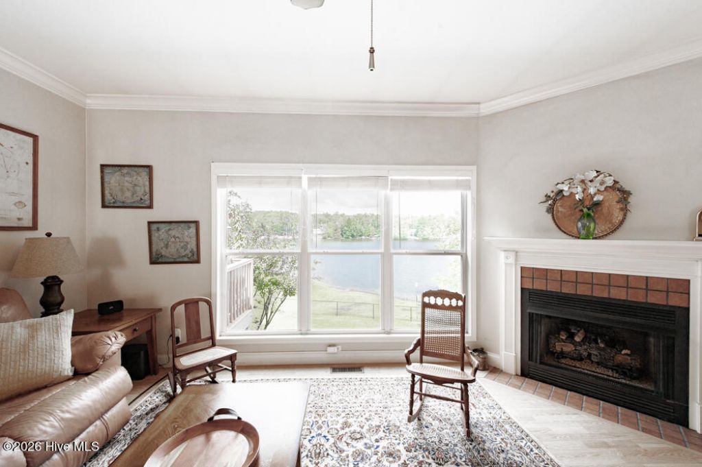 227 Laurel Heights Photo 8