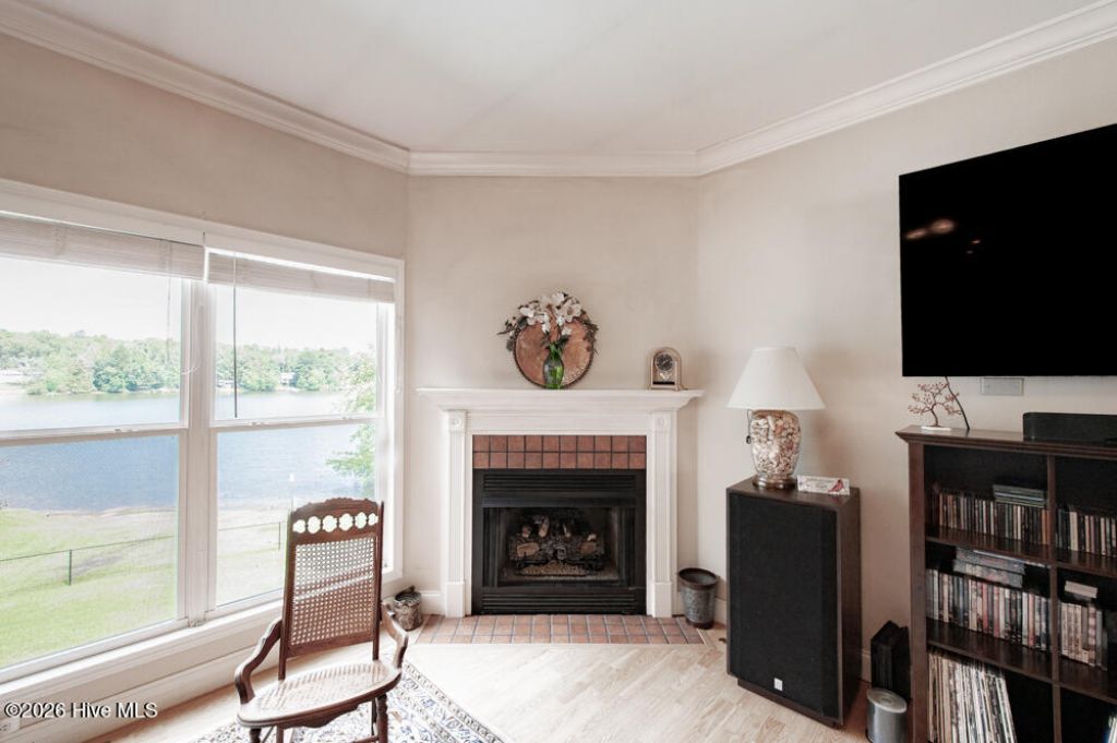 227 Laurel Heights Photo 9