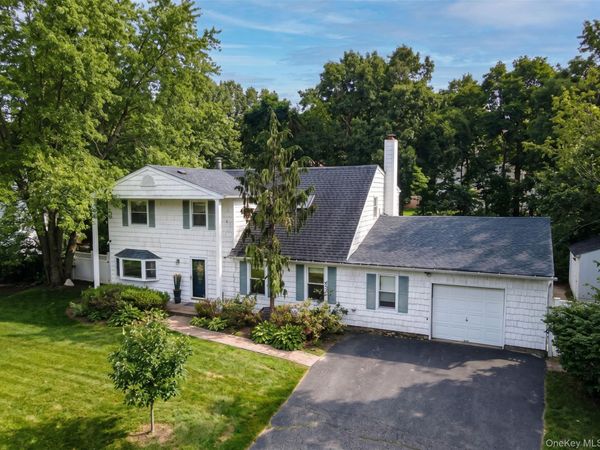 6 Duck Hill Road , Coram, NY 11727
