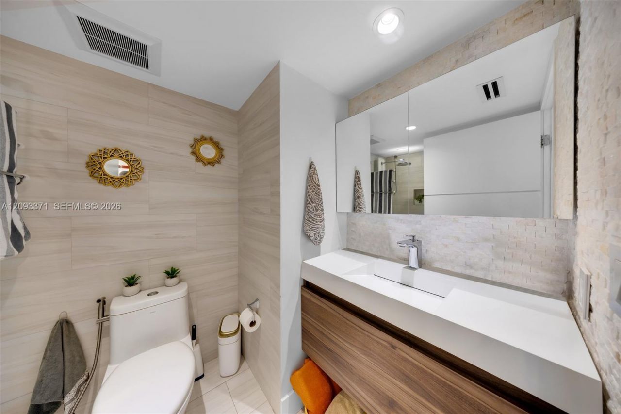 6301 Collins Ave, Unit 2107, Miami Beach, FL 33141 Photo