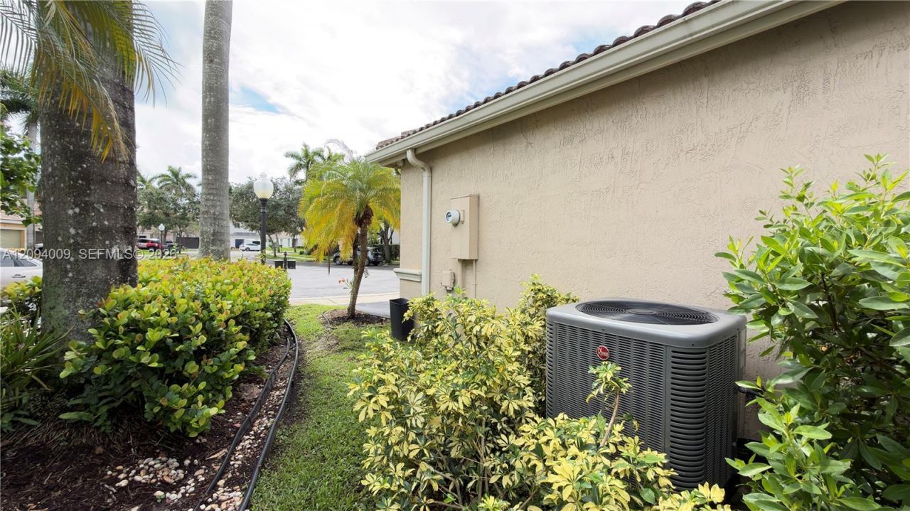 1596 Canary Island Dr, Weston, FL 33327 Photo