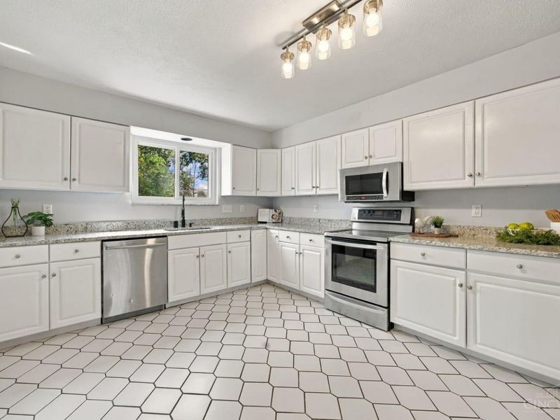 6831 Perinwood Drive, Green Township, OH 45248 Photo 14