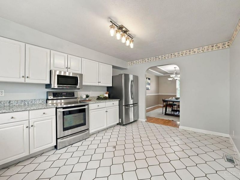 6831 Perinwood Drive, Green Township, OH 45248 Photo 17