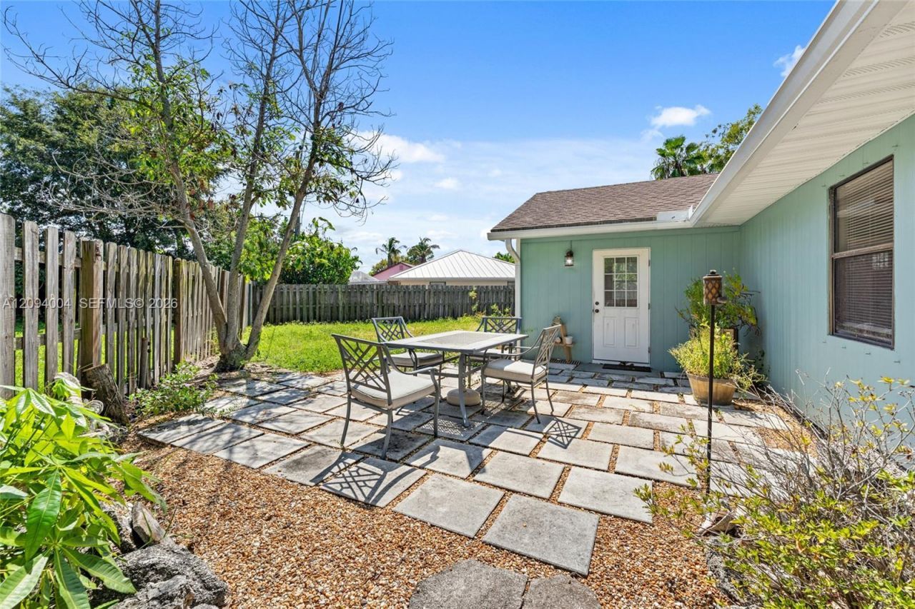 2044 NE 24th St, Jensen Beach, FL 34957 Photo