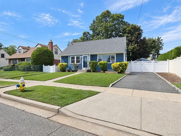 678 Clinton Avenue , Uniondale, NY 11553