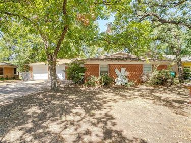 7205 Robinhood Lane, Fort Worth, TX 76112
