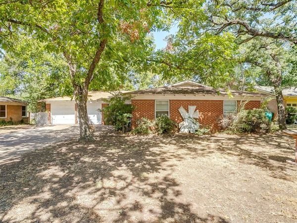 7205 Robinhood Lane , Fort Worth, TX 76112