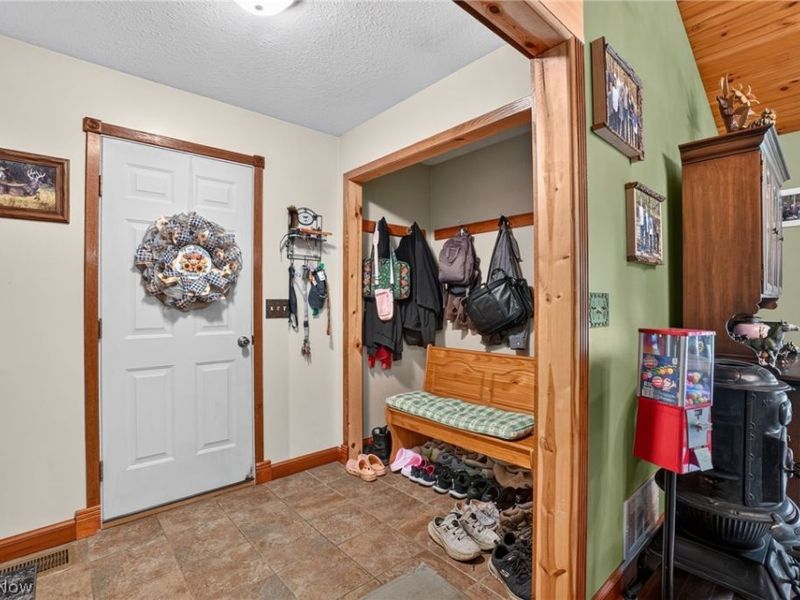 4393 Middle Road, Conneaut, OH 44030 Photo 12
