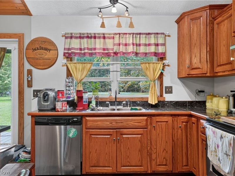 4393 Middle Road, Conneaut, OH 44030 Photo 16