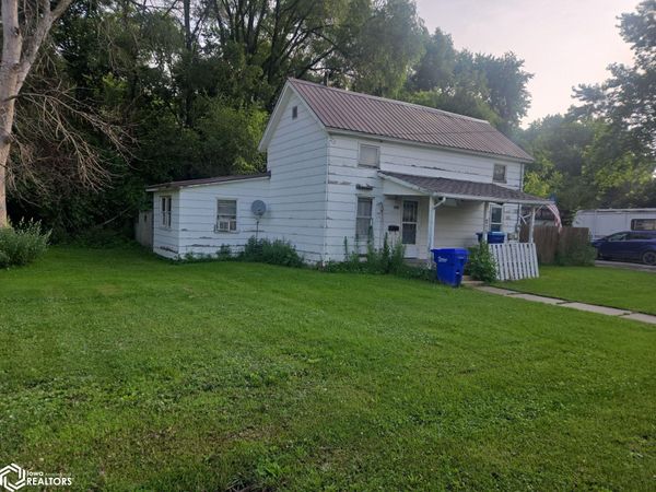 215 6Th Street SW, Oelwein, IA 50662