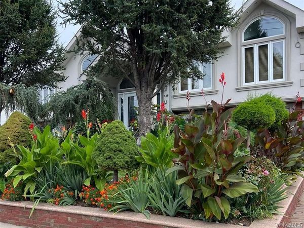 548 S Strong Avenue , Lindenhurst, NY 11757