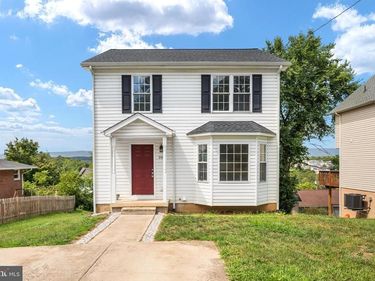 395 STONEWALL STREET, STRASBURG, VA 22657
