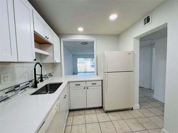 8025 S Colony Cir S, Unit 210, Tamarac, FL 33321