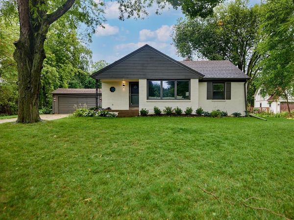 825 Circle DRIVE, Elm Grove, WI 53122