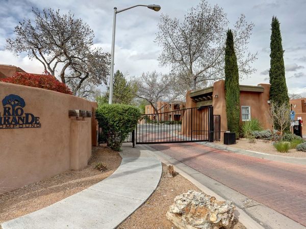 3004 Calle De Alamo NW, Albuquerque, NM 87104