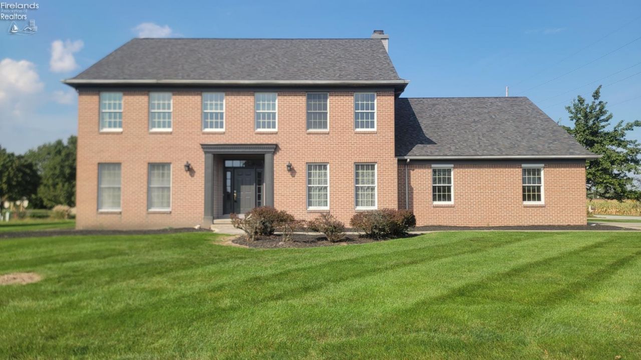 33 Ponds Side Drive, Fremont, OH 43420 Main Photo