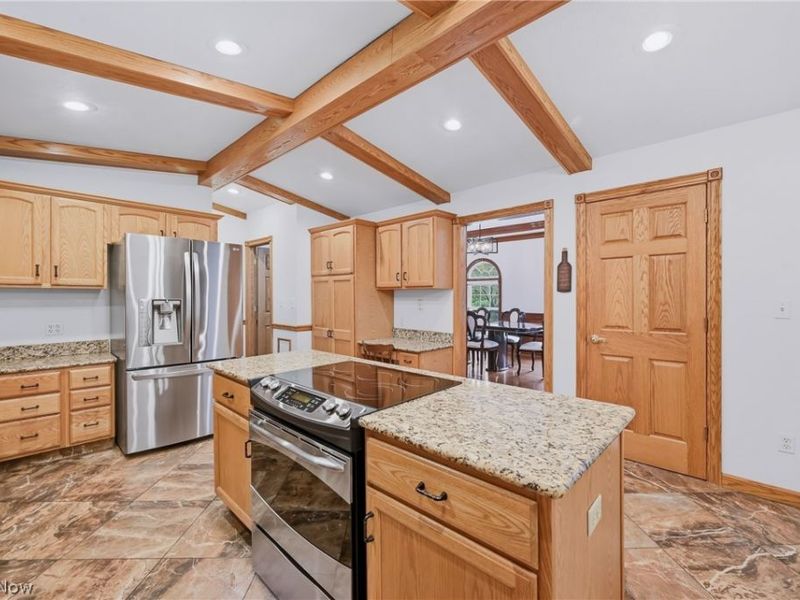 2412 East Pointe Drive SE, Warren, OH 44484 Photo 10