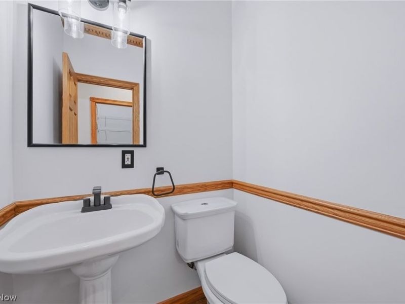 2412 East Pointe Drive SE, Warren, OH 44484 Photo 15