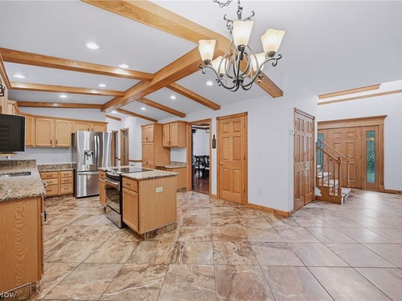 2412 East Pointe Drive SE, Warren, OH 44484 Photo 7