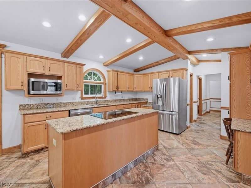 2412 East Pointe Drive SE, Warren, OH 44484 Photo 8