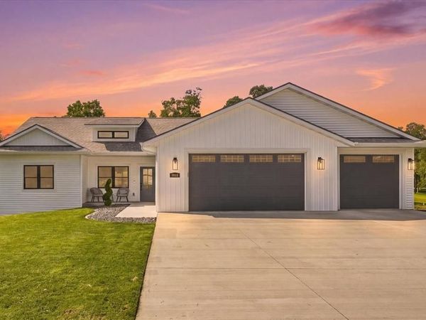 5022 Woodlands Drive, Eau Claire, WI 54703