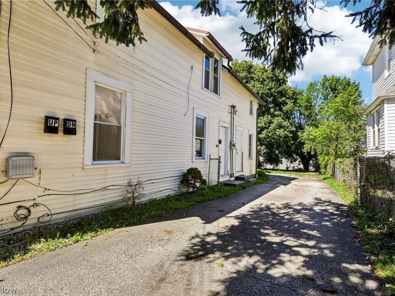 3602 Mobile Court, Cleveland, OH 44109 Photo 2