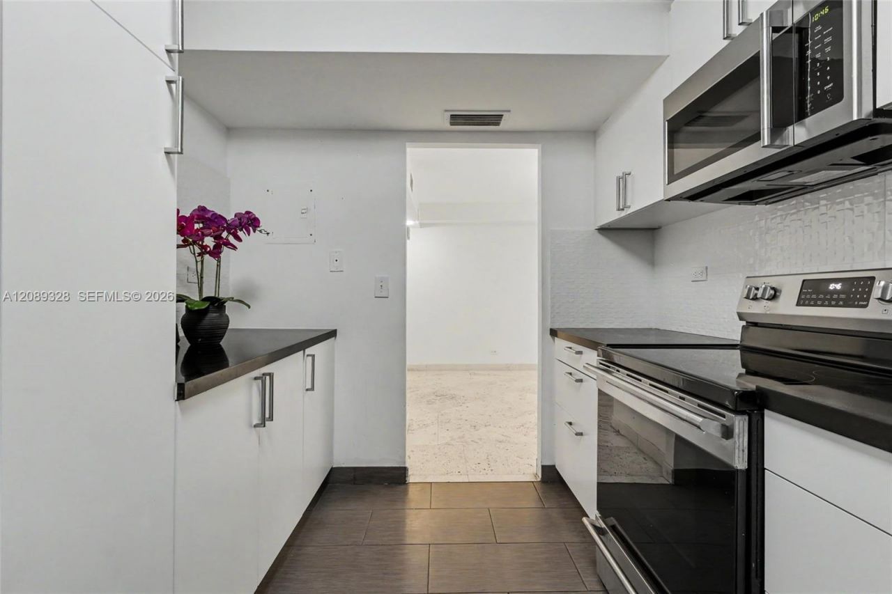6039 Collins Ave , Unit 407, Miami Beach, FL 33140 Photo