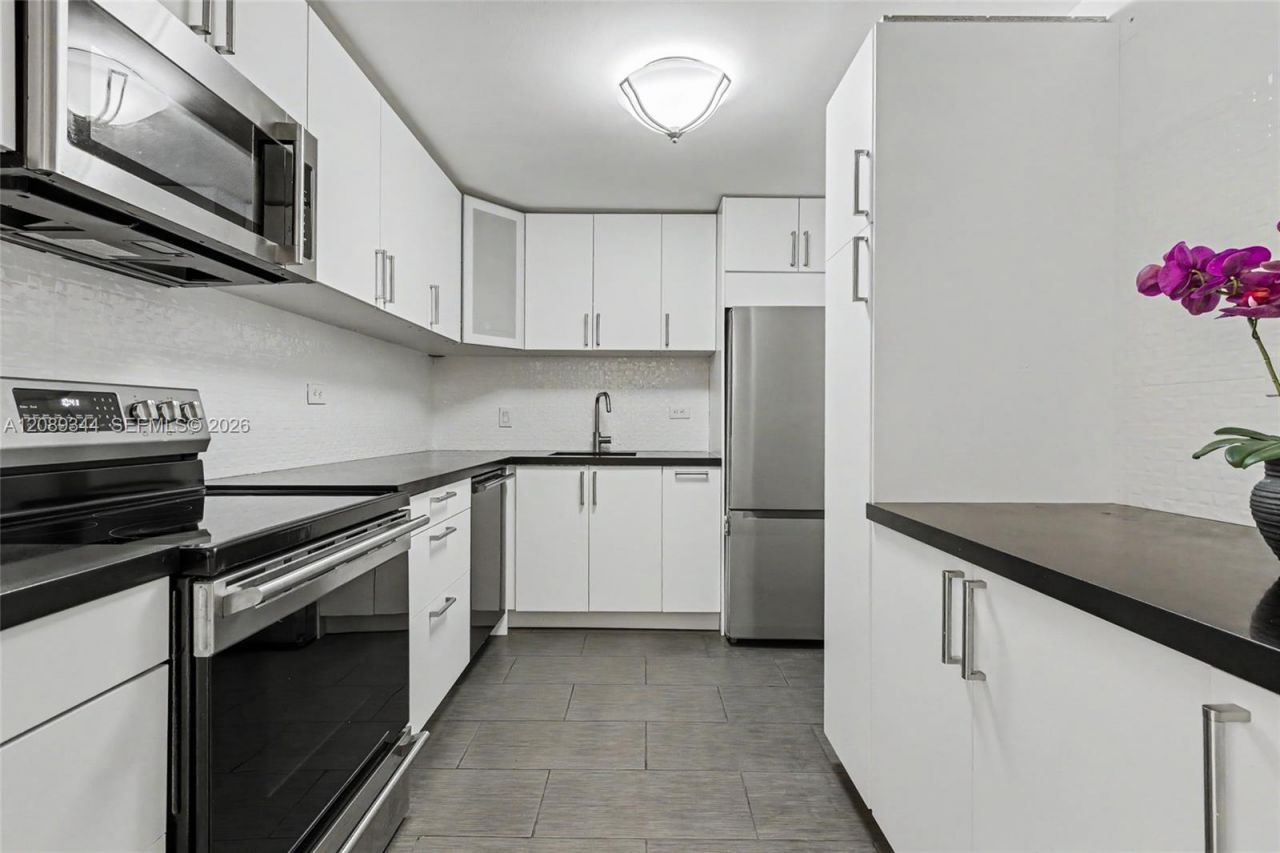 6039 Collins Ave, Unit 407, Miami Beach, FL 33140 Photo