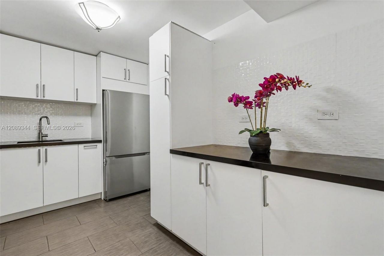 6039 Collins Ave, Unit 407, Miami Beach, FL 33140 Photo