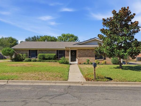 213 Travis Lane, Hewitt, TX 76643