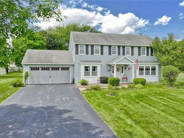 25 Rosscommon Crescent, Fairport, NY 14450