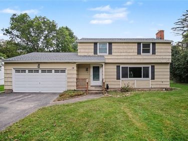 19 Crest View Dr , Rochester, NY 14625