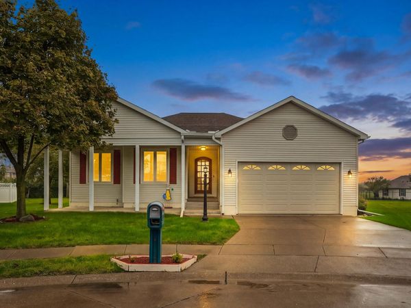 2800 KAITLYN DR, Muscatine, IA 52761